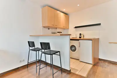 Cuisine ou kitchenette dans l'établissement Appartement paisible et central Rivoli - II