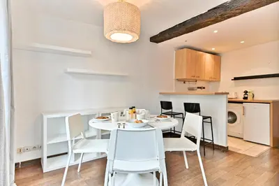 Cuisine ou kitchenette dans l'établissement Appartement paisible et central Rivoli - II