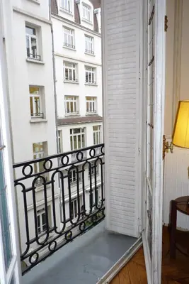 Balcon ou terrasse dans l'établissement Prestigious 2 bedroom near Champs Elysées