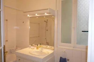 Salle de bains dans l'établissement Prestigious 2 bedroom near Champs Elysées