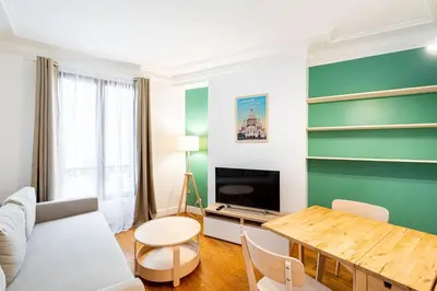Télévision ou salle de divertissement dans l'établissement GuestReady - Élégant Apt près de Sacré-Cœur