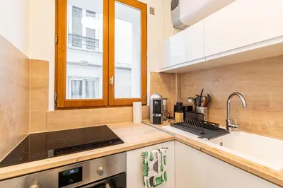 Cuisine ou kitchenette dans l'établissement GuestReady - Élégant Apt près de Sacré-Cœur