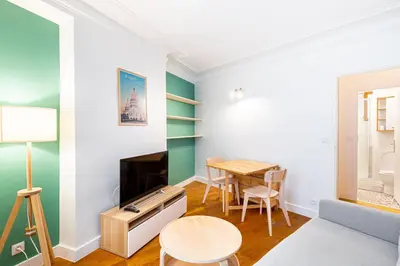 Télévision ou salle de divertissement dans l'établissement GuestReady - Élégant Apt près de Sacré-Cœur