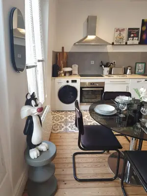 Cuisine ou kitchenette dans l'établissement Appartement de charme dans les Batignolles