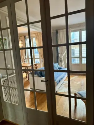 Coin salon dans l'établissement Appartement de 2 chambres au cœur de Paris