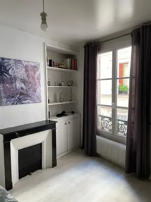 Bibliothèque dans l'appartement
