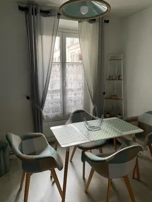 Coin salon dans l'établissement Au bas de Montmartre !