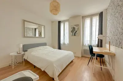 Un ou plusieurs lits dans un hébergement de l'établissement Studio Design Au Cœur de Bastille Paris Authentique