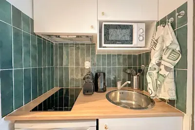 Cuisine ou kitchenette dans l'établissement Studio Design Au Cœur de Bastille Paris Authentique