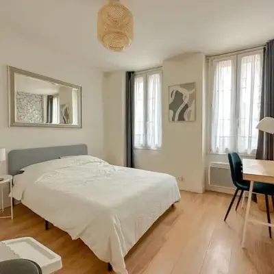 Trendy Studio Heart of Bastille Lively Street
