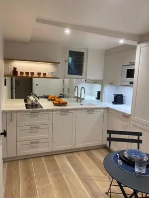 Cuisine ou kitchenette dans l'établissement Appartement privé avec jardin