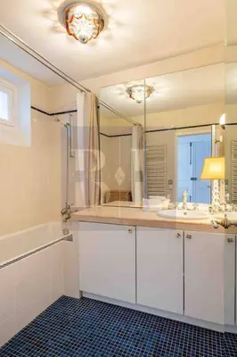 Salle de bains dans l'établissement Dauphine Saint Germain 6th arr 2bedrooms