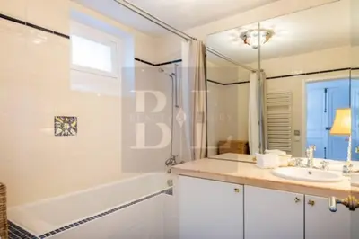 Salle de bains dans l'établissement Dauphine Saint Germain 6th arr 2bedrooms