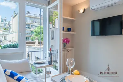 Télévision ou salle de divertissement dans l'établissement Montparnasse Central Studio with AC 11 to 14m2 in a prime location