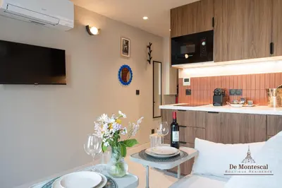 Cuisine ou kitchenette dans l'établissement Montparnasse Central Studio with AC 11 to 14m2 in a prime location