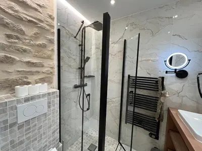 Salle de bains dans l'établissement Studios Clouet-Paris Centre- XVe!