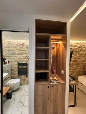 Salle de bains dans l'établissement Studios Clouet-Paris Centre- XVe!