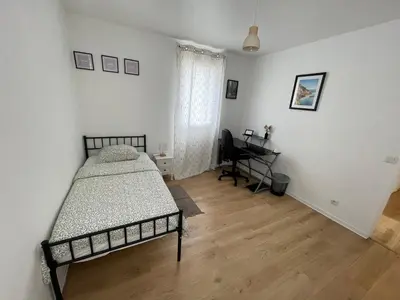 Un ou plusieurs lits dans un hébergement de l'établissement Jolie chambre proche de paris et sa périphérie