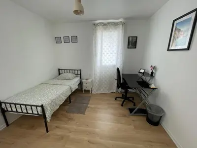 Un ou plusieurs lits dans un hébergement de l'établissement Jolie chambre proche de paris et sa périphérie