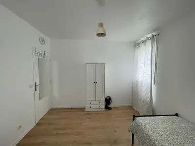 Un ou plusieurs lits dans un hébergement de l'établissement Jolie chambre proche de paris et sa périphérie