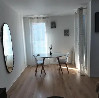 Coin salon dans l'établissement Jolie chambre proche de paris et sa périphérie