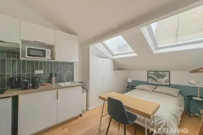 Cuisine ou kitchenette dans l'établissement Paris 7e - Elegant Studio near Eiffel Tower & Seine