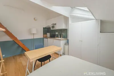 Cuisine ou kitchenette dans l'établissement Paris 7e - Elegant Studio near Eiffel Tower & Seine