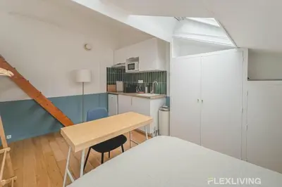 Cuisine ou kitchenette dans l'établissement Paris 7e - Elegant Studio near Eiffel Tower & Seine