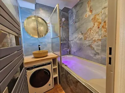Salle de bains dans l'établissement Paris La Defense - Modern Apartment with Jacuzzi
