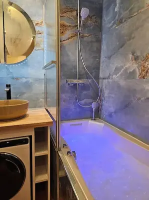 Salle de bains dans l'établissement Paris La Defense - Modern Apartment with Jacuzzi