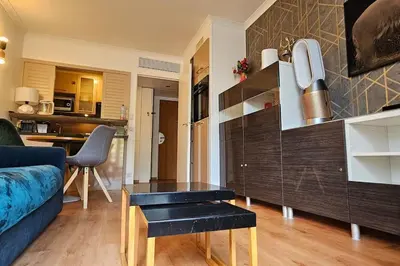Cuisine ou kitchenette dans l'établissement Paris La Defense - Modern Apartment with Jacuzzi
