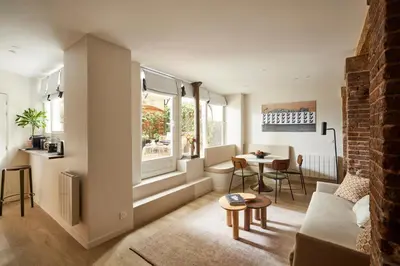 Coin salon dans l'établissement Stylish 2BR & 2BA with private terrace