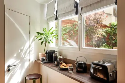 Cuisine ou kitchenette dans l'établissement Stylish 2BR & 2BA with private terrace
