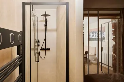 Salle de bains dans l'établissement Stylish 2BR & 2BA with private terrace