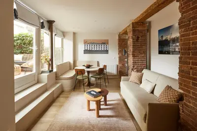 Coin salon dans l'établissement Stylish 2BR & 2BA with private terrace