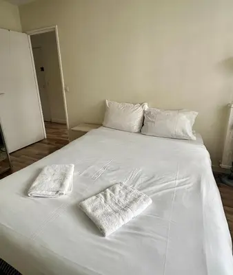 Un ou plusieurs lits dans un hébergement de l'établissement Appartement central Paris et confortable