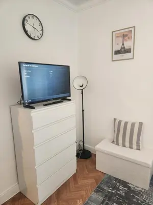 Télévision ou salle de divertissement dans l'établissement Charmant appartement 9eme
