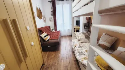 Coin salon dans l'établissement appartement familial refait à neuf centre Paris 20ème