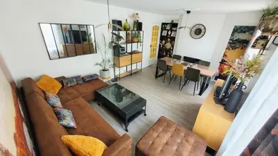 Coin salon dans l'établissement appartement familial refait à neuf centre Paris 20ème
