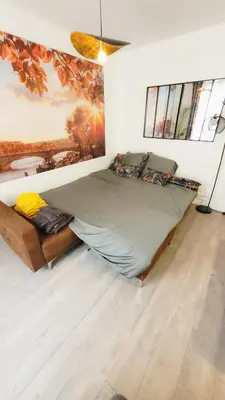 Coin salon dans l'établissement appartement familial refait à neuf centre Paris 20ème