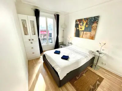 Un ou plusieurs lits dans un hébergement de l'établissement Lovely Montmartre apartment