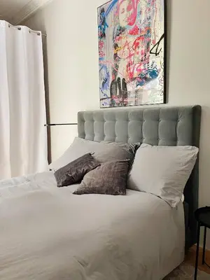 Un ou plusieurs lits dans un hébergement de l'établissement Contemporary apartment 150 meters from Place Victor Hugo Paris 16