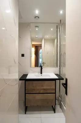 Salle de bains dans l'établissement Marais, Rue Beaubourg - 6 places