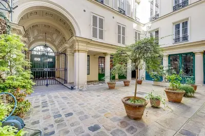 Jardin de l'établissement Louvre Apartment