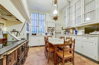 Cuisine ou kitchenette dans l'établissement Louvre Apartment
