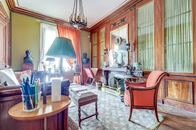 Coin salon dans l'établissement Louvre Apartment