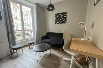 Coin salon dans l'établissement Flexliving - Beautiful 2-room apartment - Chaussée d'Antin - Paris 09