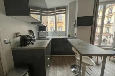 Cuisine ou kitchenette dans l'établissement Flexliving - Beautiful 2-room apartment - Chaussée d'Antin - Paris 09