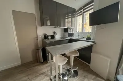 Cuisine ou kitchenette dans l'établissement Flexliving - Beautiful 2-room apartment - Chaussée d'Antin - Paris 09
