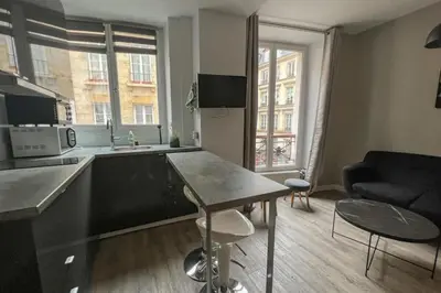 Cuisine ou kitchenette dans l'établissement Flexliving - Beautiful 2-room apartment - Chaussée d'Antin - Paris 09